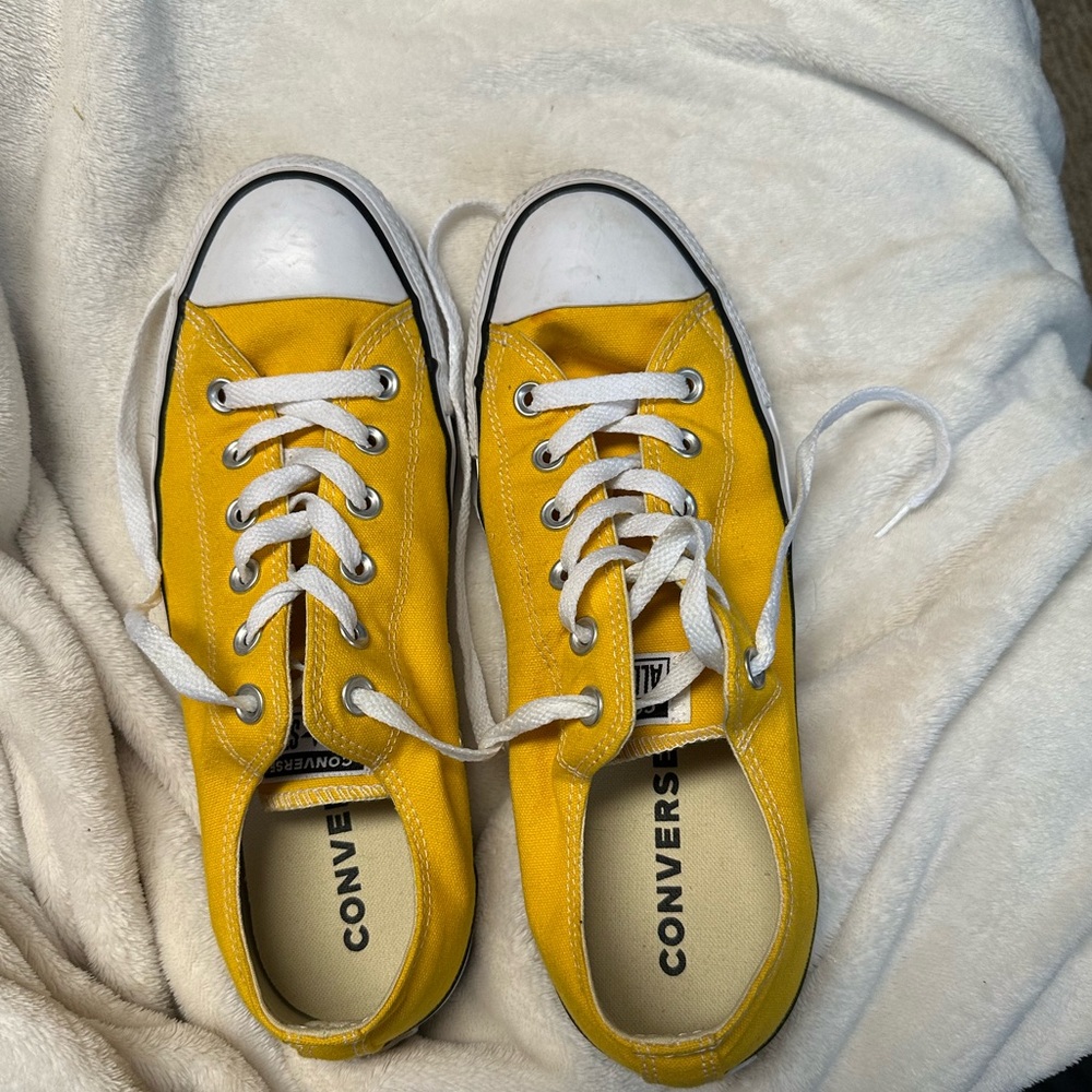 Yellow Low Chuck Taylor, men’s 8 women’s 10